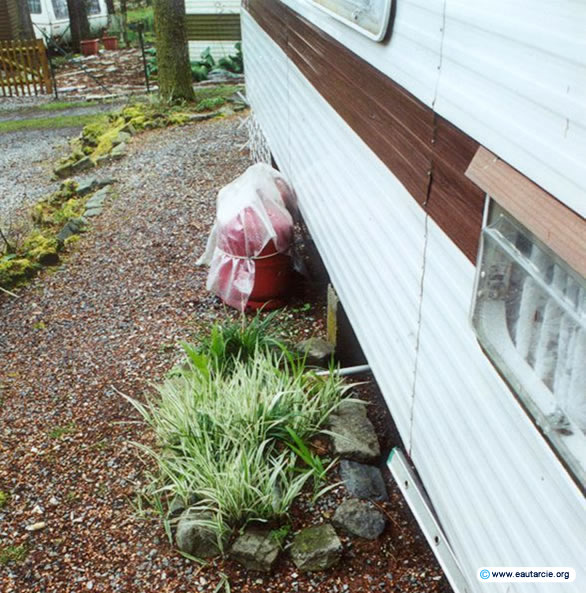 Einsickerung von Grauwasser in den Boden neben jedem Wohnwagen oder Chalet.